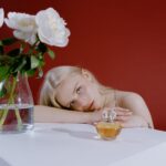 Por Que o Mesmo Perfume Cheira Diferente em Pessoas Diferentes? — Review Completa