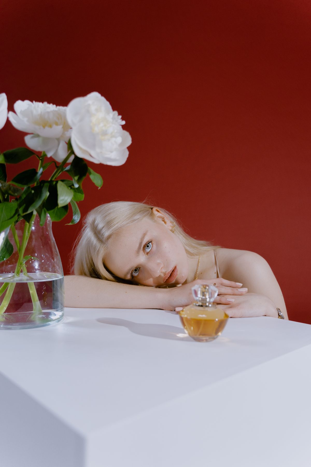 Por Que o Mesmo Perfume Cheira Diferente em Pessoas Diferentes? — Review Completa